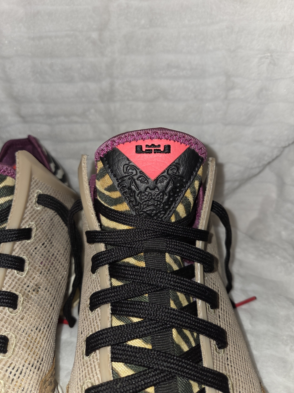 Size 10 Nike LeBron Xix Low Safari men's basketball shoes. - Picture 4 of 16